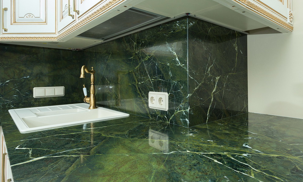 Зеленый мрамор в интерьере кухни