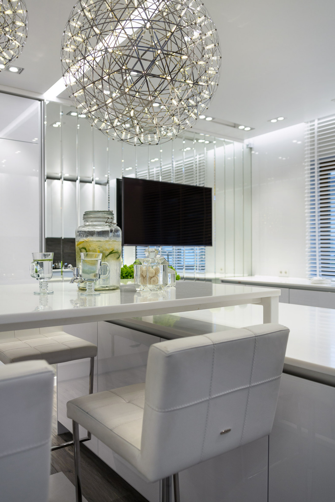 БЕЛЫМ ПО БЕЛОМУ