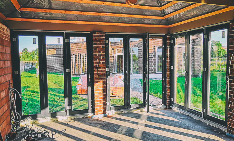 Обложка проекта: Порталы «Гармошка», входная дверь, балконная дверь, окна в загородный дом