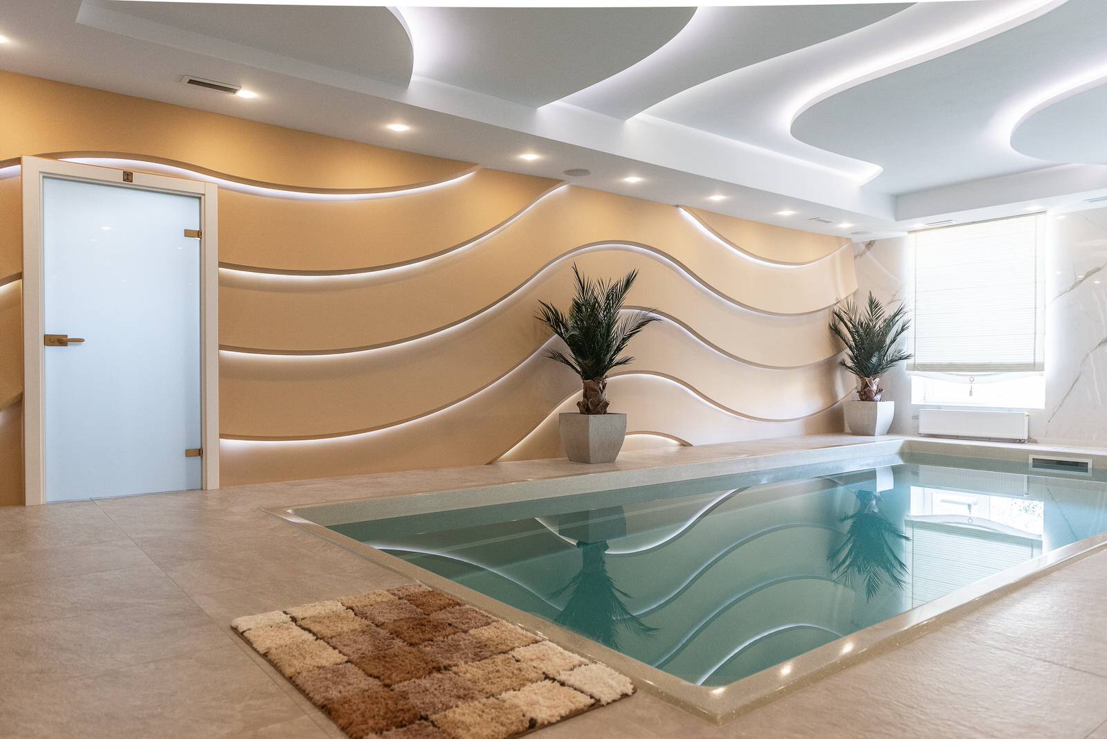 Дом с бассейном