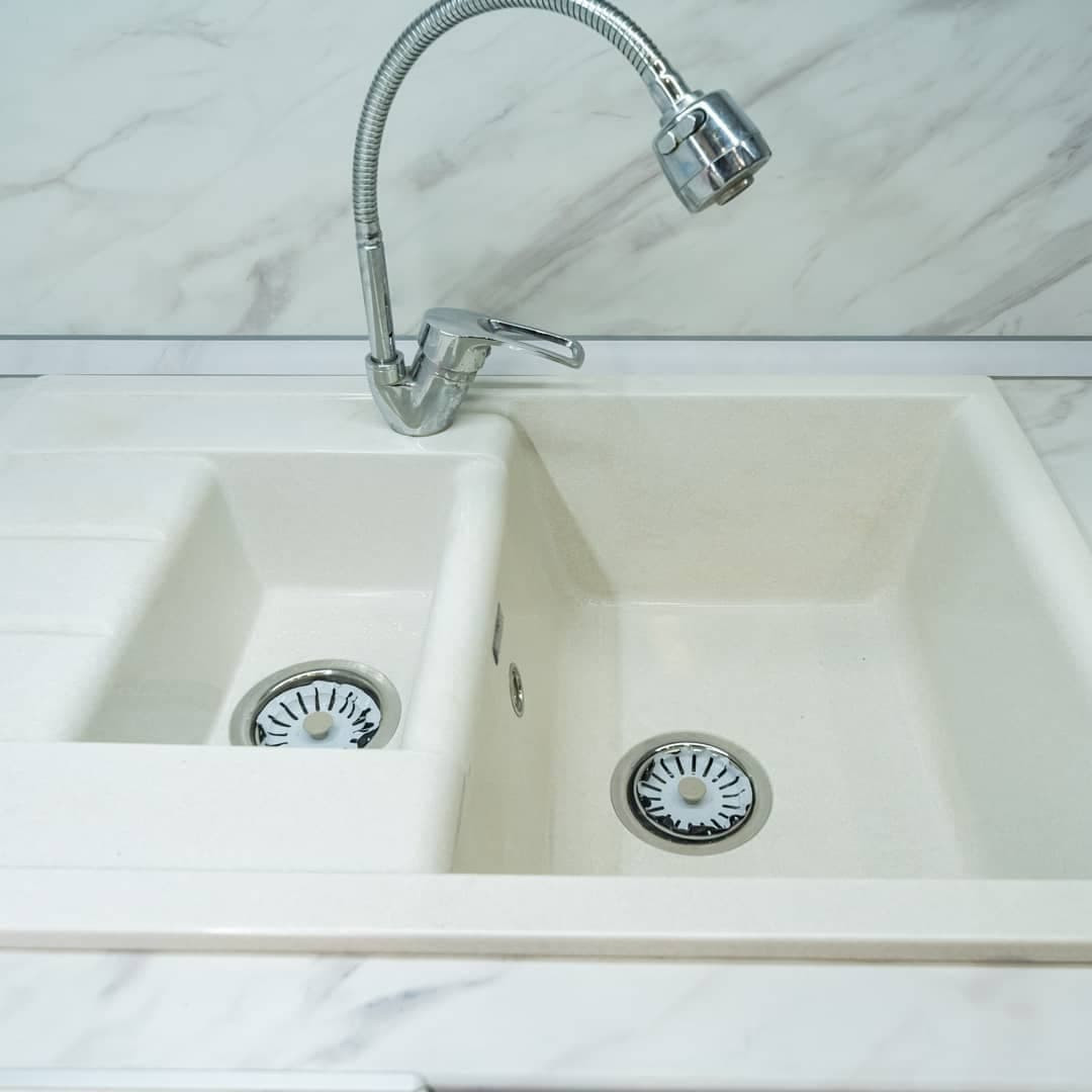 Серая угловая кухня с экстраматовыми фасадами