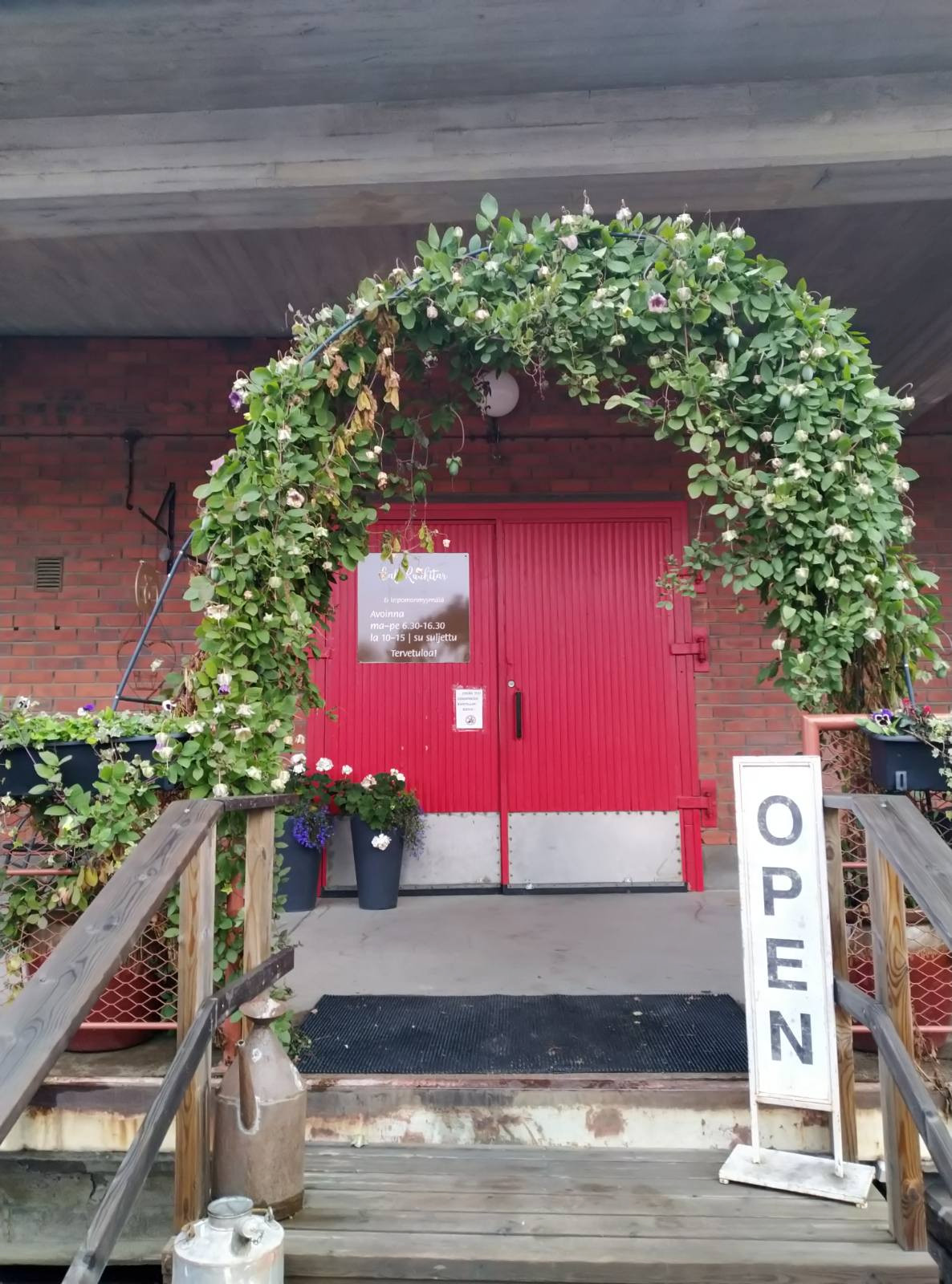 Озеленение входа в кафе