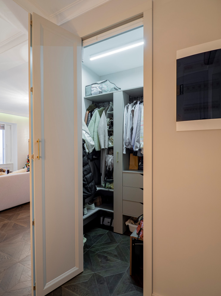 Меблировка квартиры: необычная кухня и гардеробная