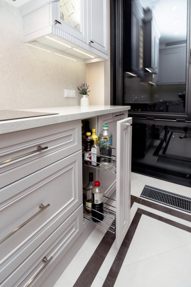 Нежно-серая кухня в неоклассическом стиле