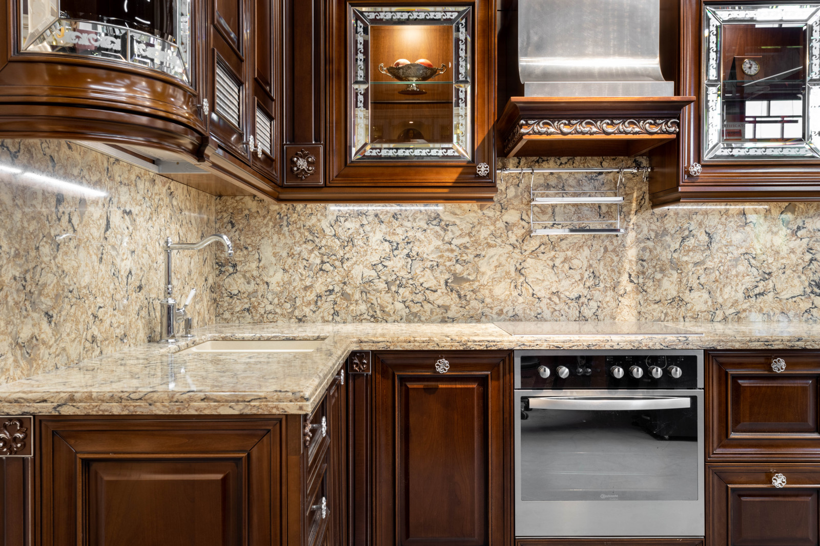 Кухня в Креатура-М.Cambria Bradshaw