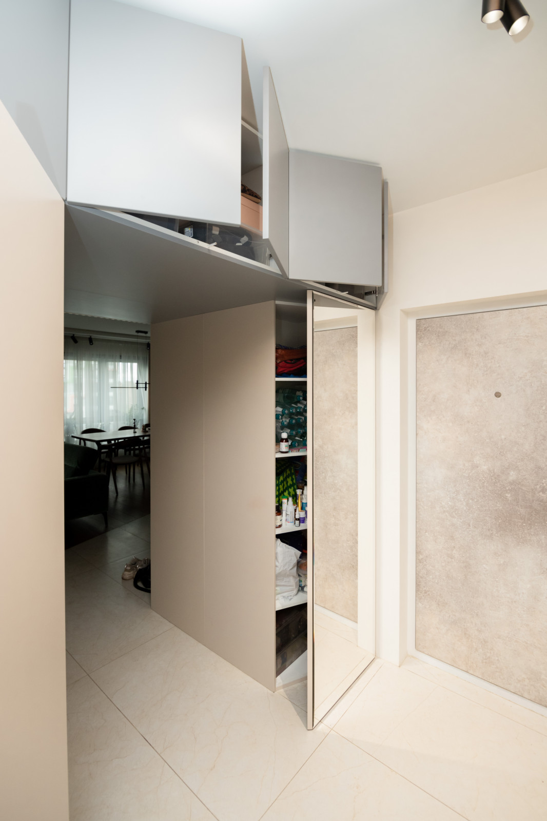 Минималистичные шкафы в прихожую