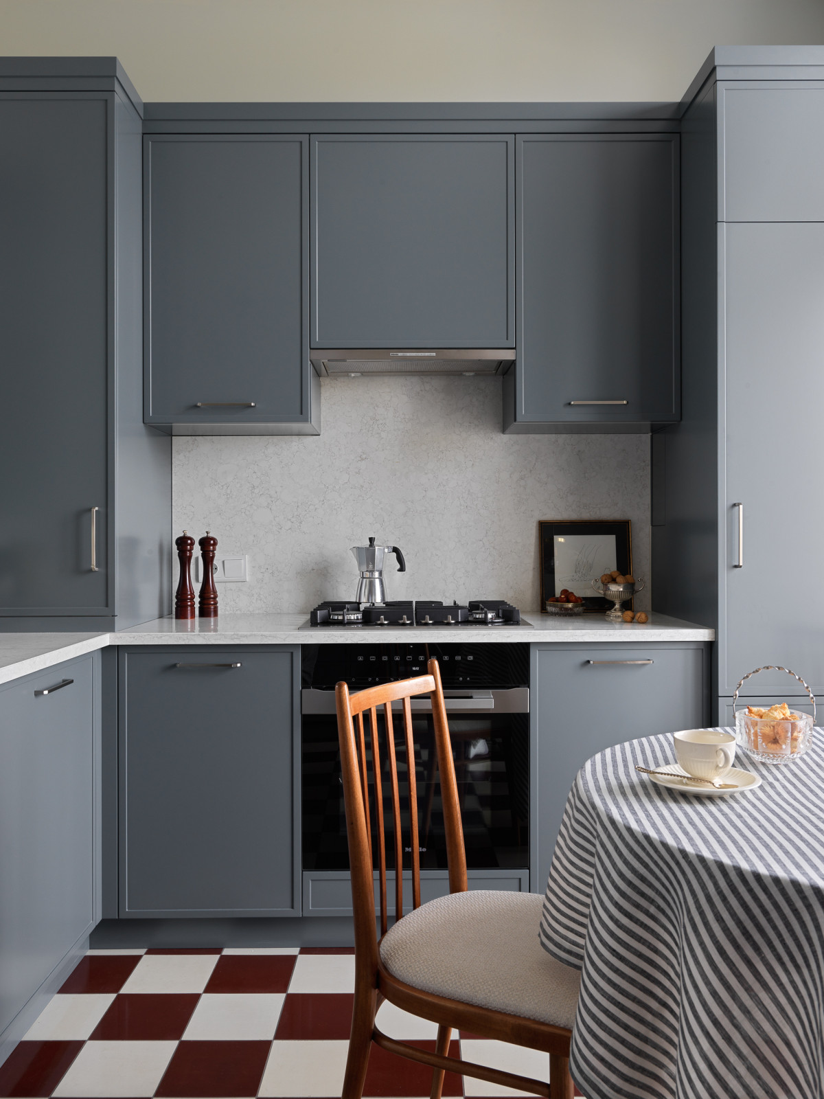 Houzz тур: Квартира со внутренним окном и винтажной мебелью