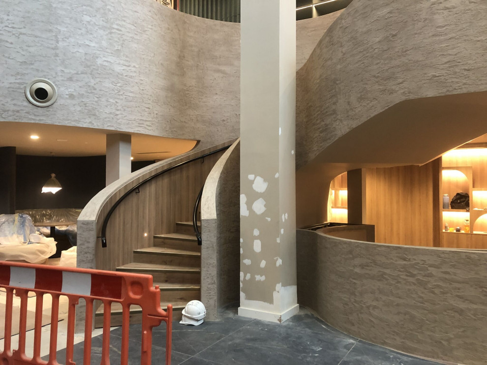 Эффектная стойка с отделкой фактурной штукатуркой: современный штрих в любом инт