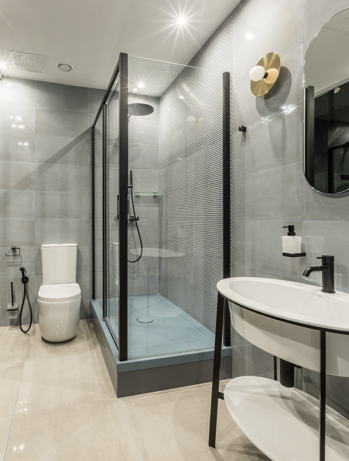 Яркая квартира с элементами из латуни