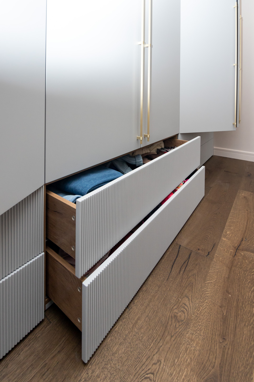 Меблировка спальни: шкаф, стеллаж и стол-подоконник