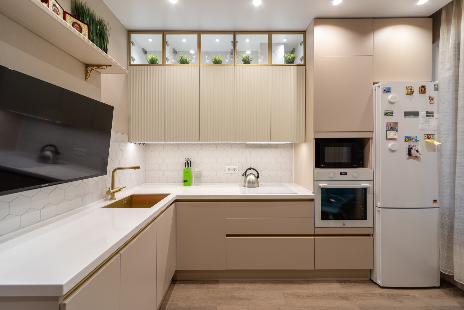 Красивая кухни и вместительная гардеробная