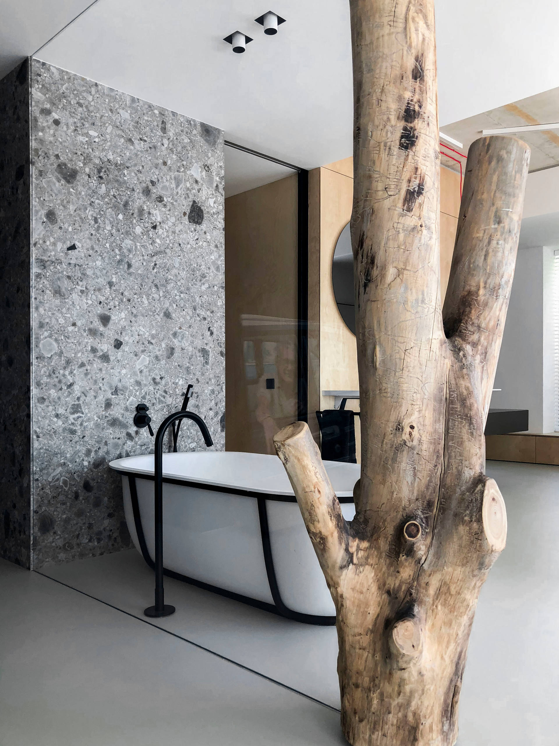 Houzz Молдавия: Пентхаус с настоящим деревом в спальне