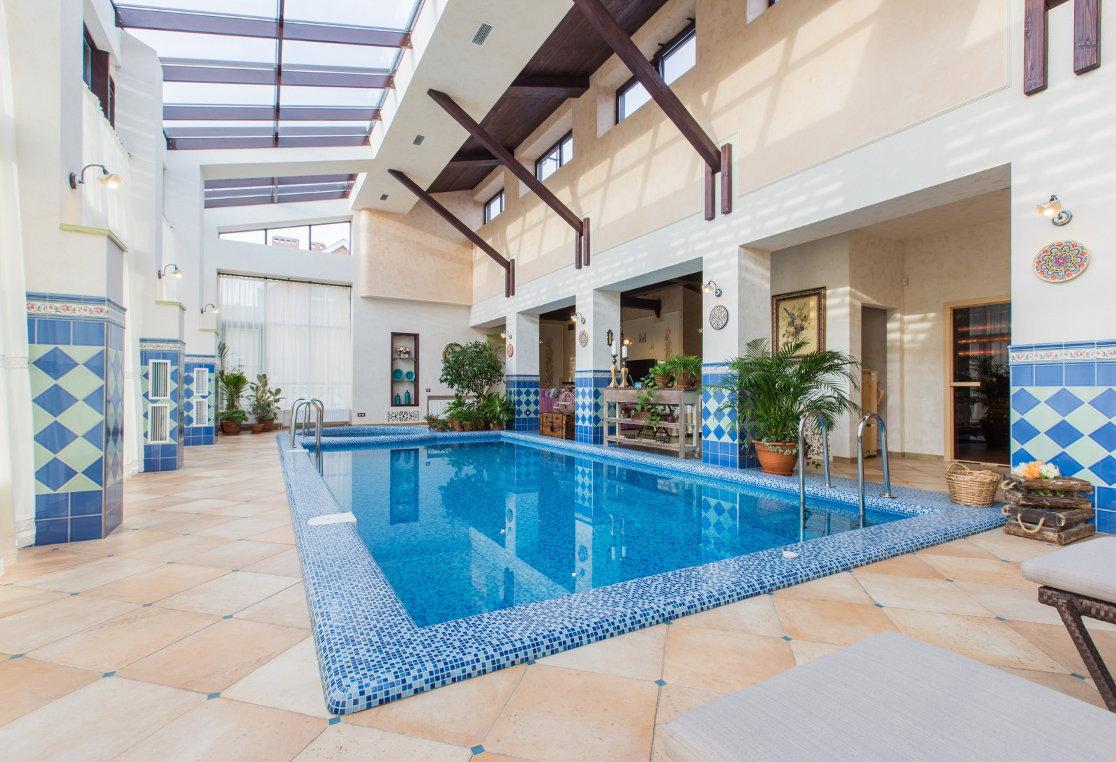 Интерьер гостевого дома в стиле Прованс. Интерьер бассейна (150 кв м)