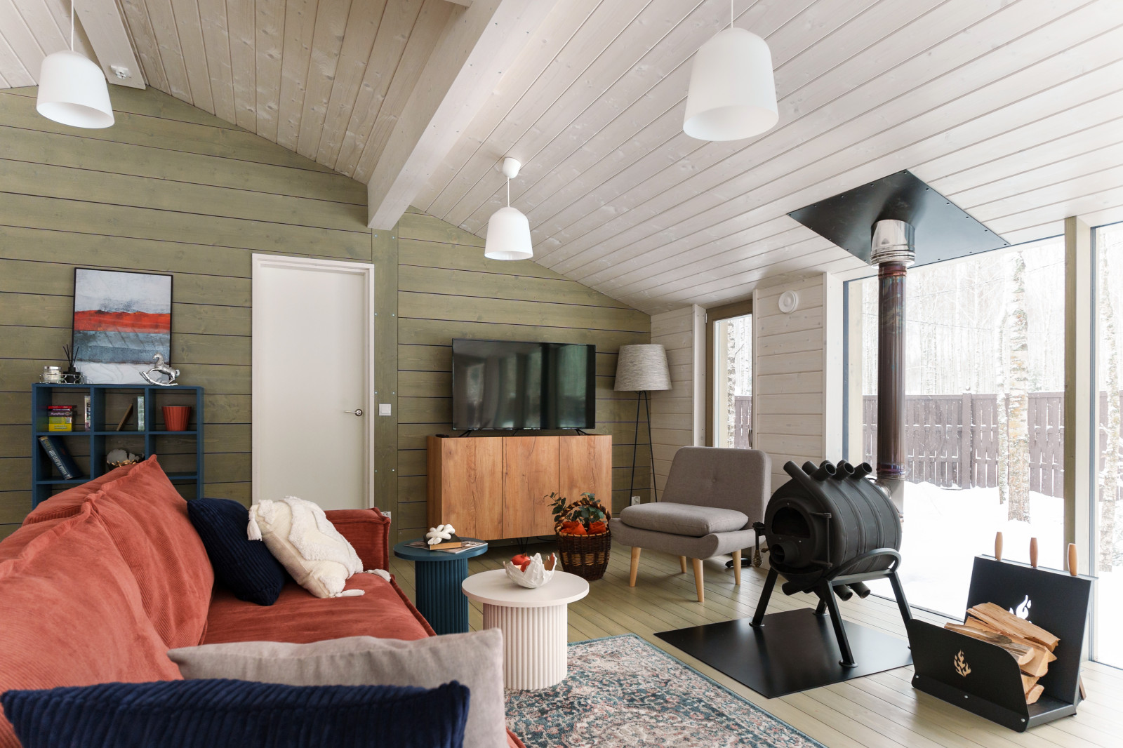 Уютный дом среди берез