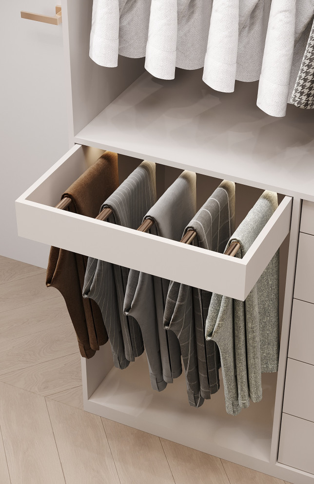 Гардеробная при спальне в загородном доме