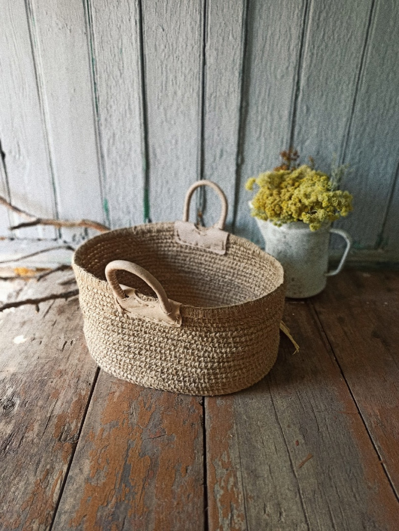 Обложка проекта: Корзина из джута с кожаными ручками