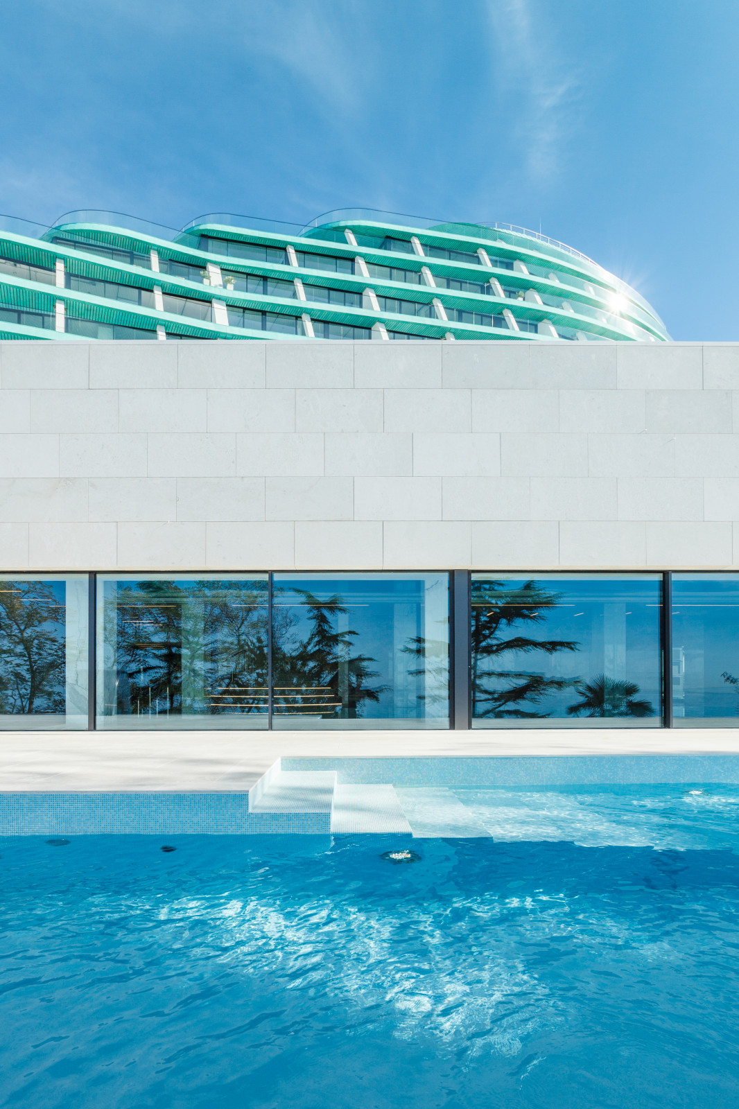 Открытый бассейн infinity в REEF RESIDENCE.