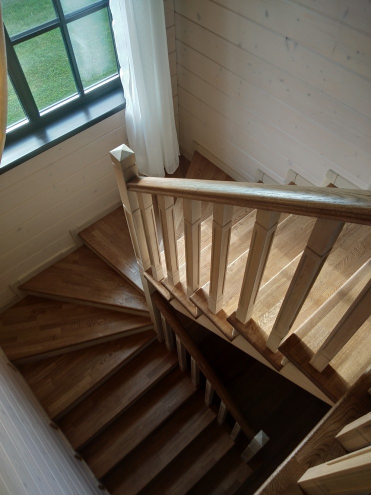 Лестница из дуба в дом из бруса