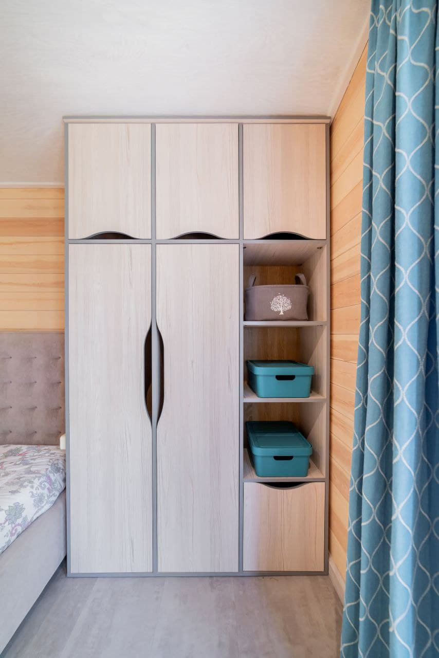 Мебель для спальни с подвесным столиком в загородный дом