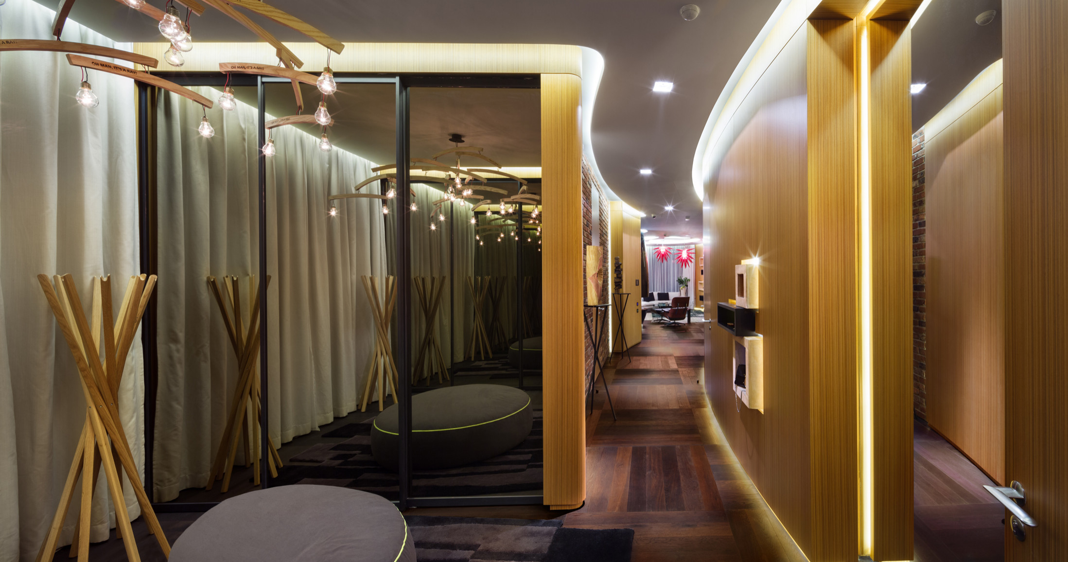 С миру по идее: Как обыграть в интерьере округлую стену?