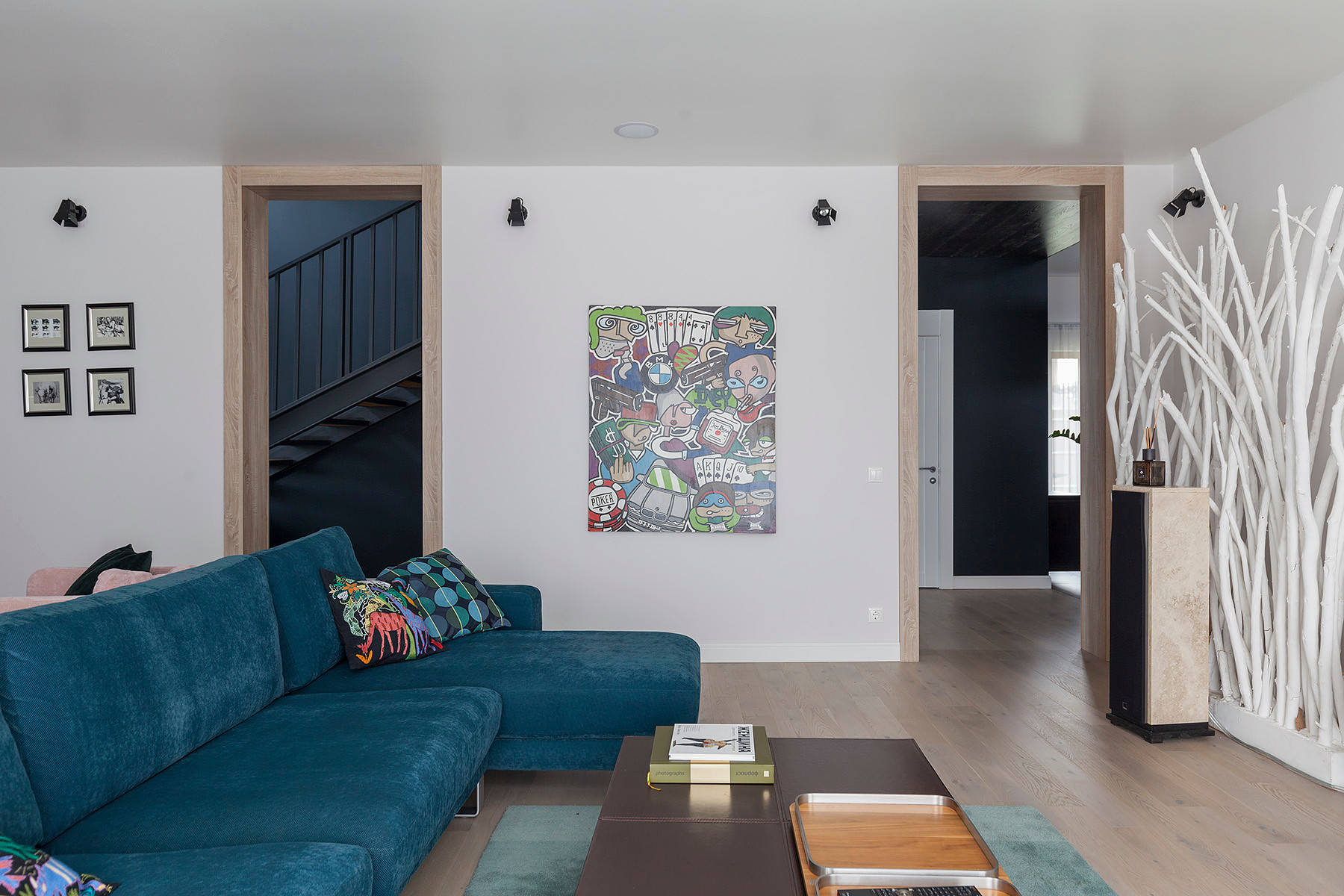 В гостях: Удивительный забор и черный-черный дом