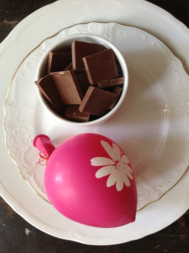 DIY: Съедобная тарелка из воздушного шарика и молочного шоколада