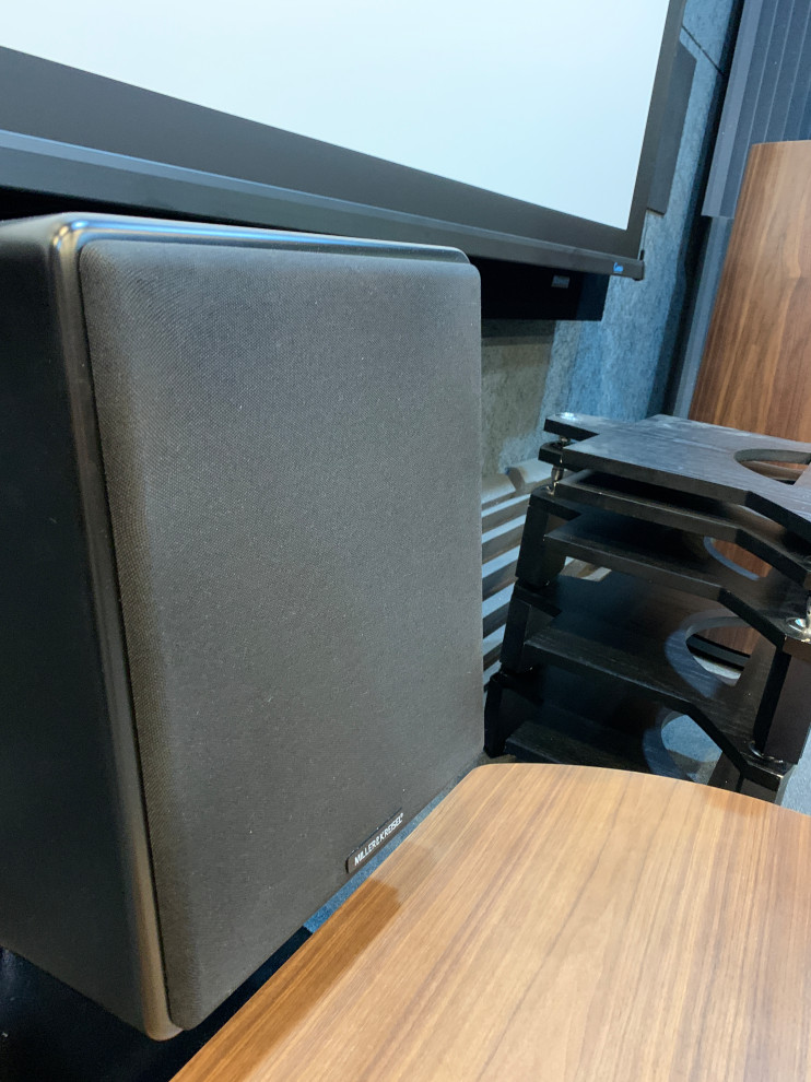 Шоу-рум домашних кинотеатров.