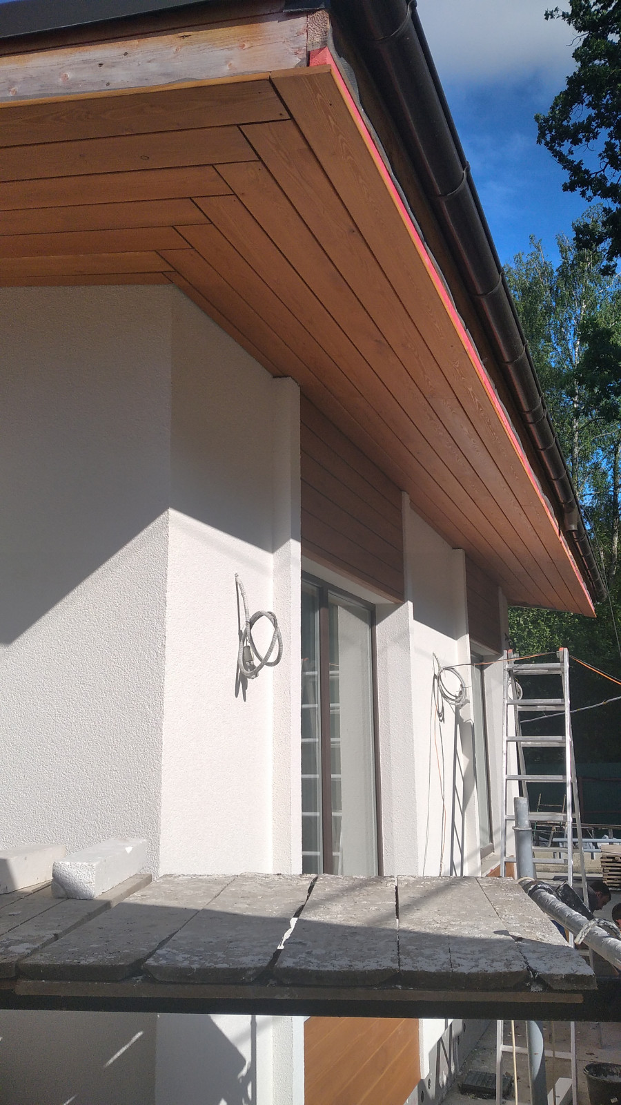 Отделка загородного дома планкеном из лиственницы