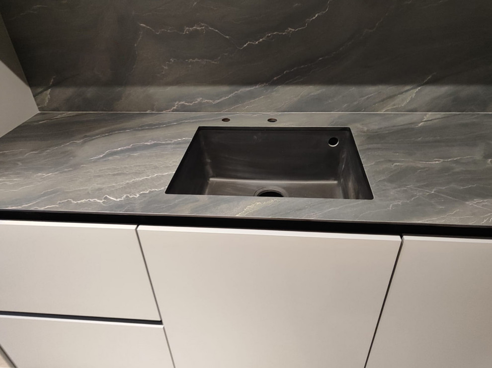 Столешница и стеновая панель из HPL пластика под мрамор на кухню