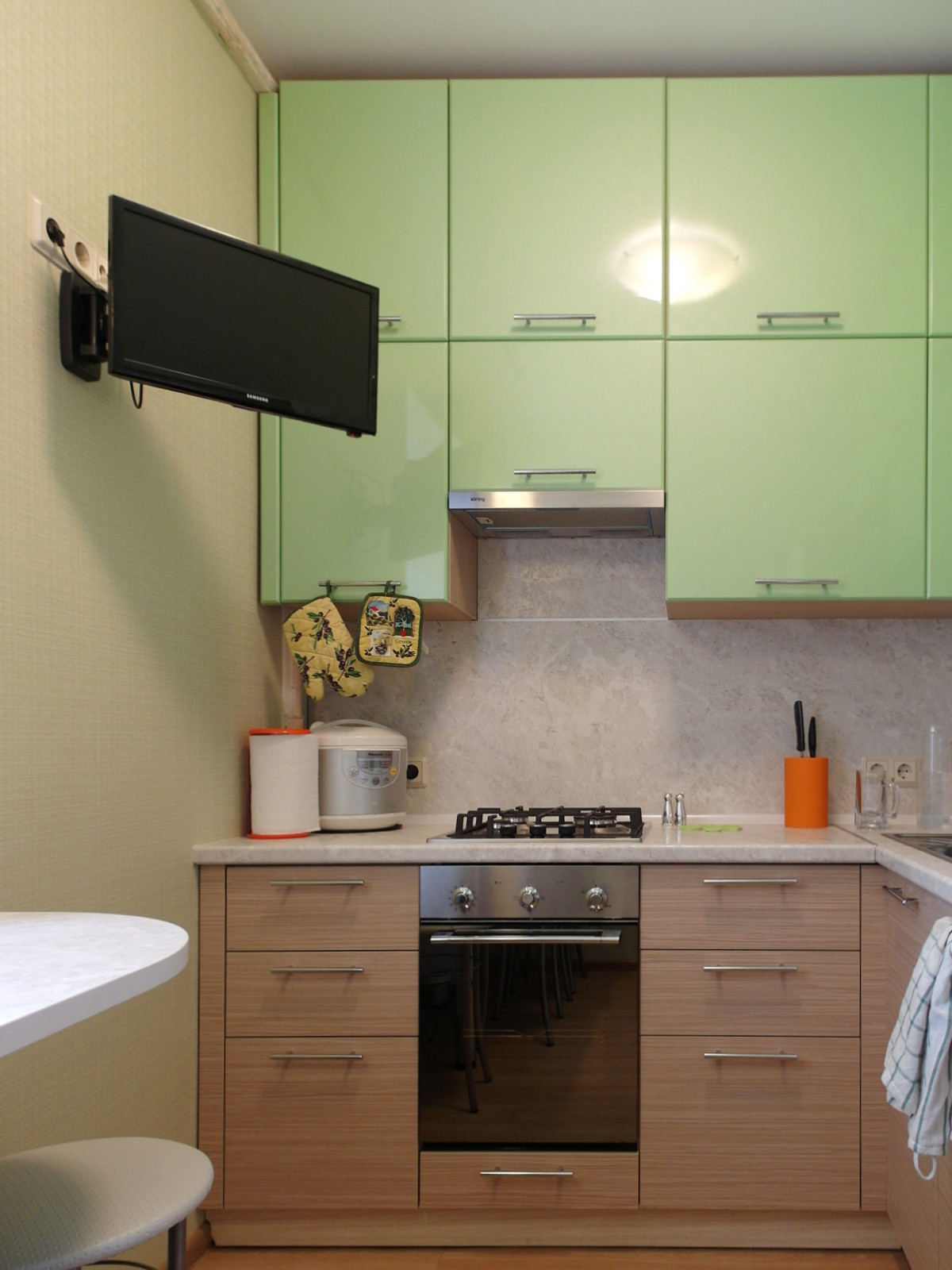 Кухня с высокими потолками