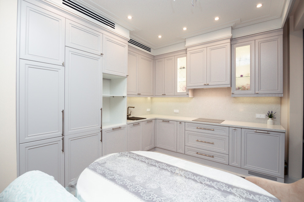 Нежно-серая кухня в неоклассическом стиле