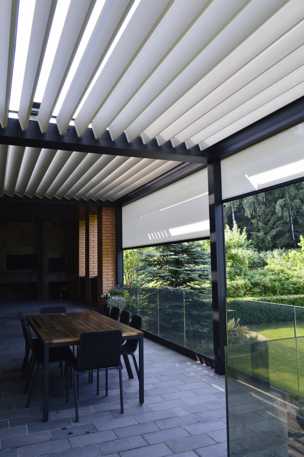 Сдвоенная биоклиматическая пергольная конструкция Renson Camargue