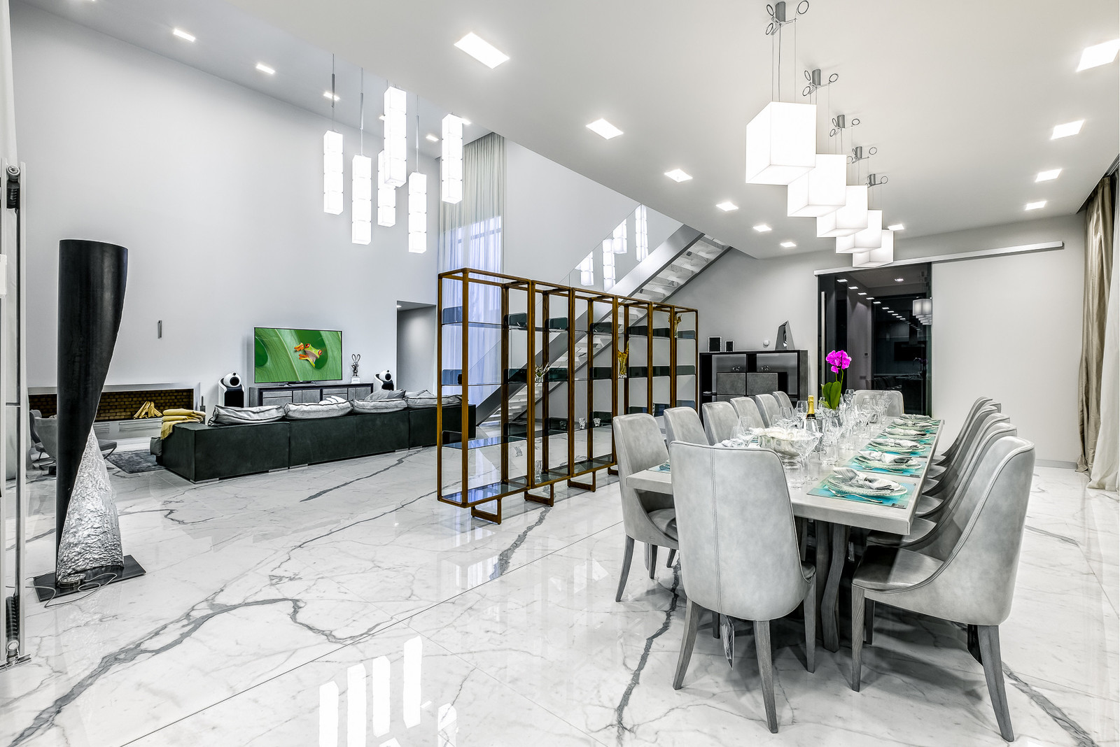 Просторный загородный дом в современном стиле