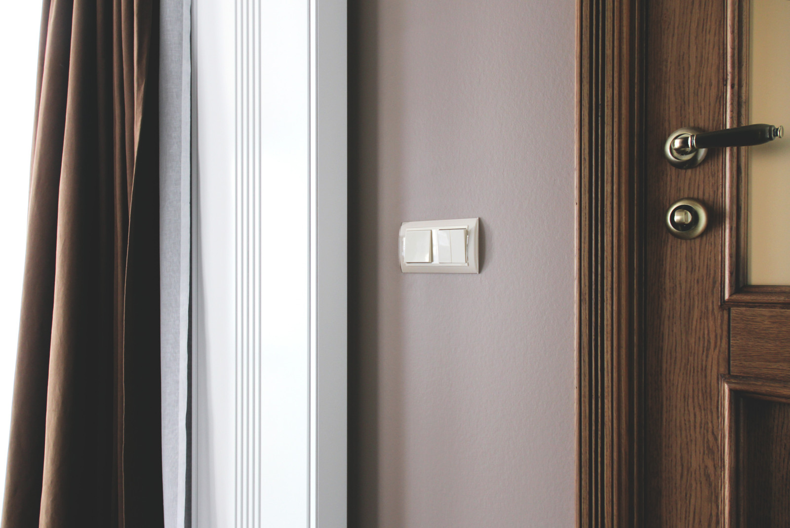 Загородная усадьба у озера.