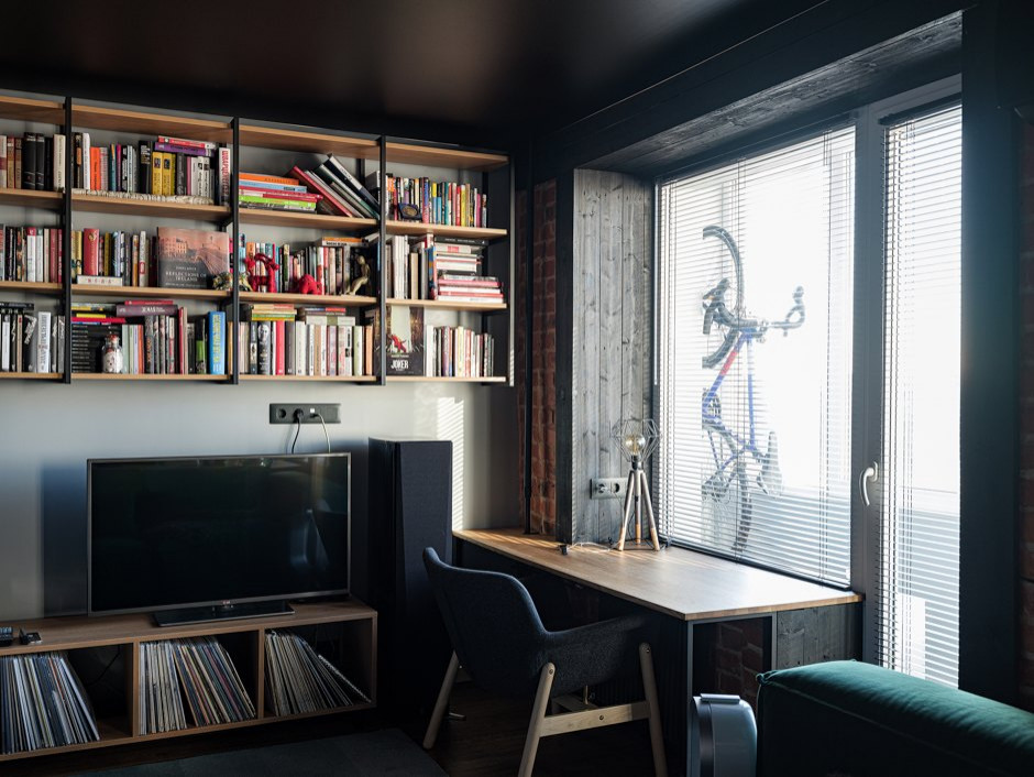 Квартира-студия с черным потолком в стиле лофт