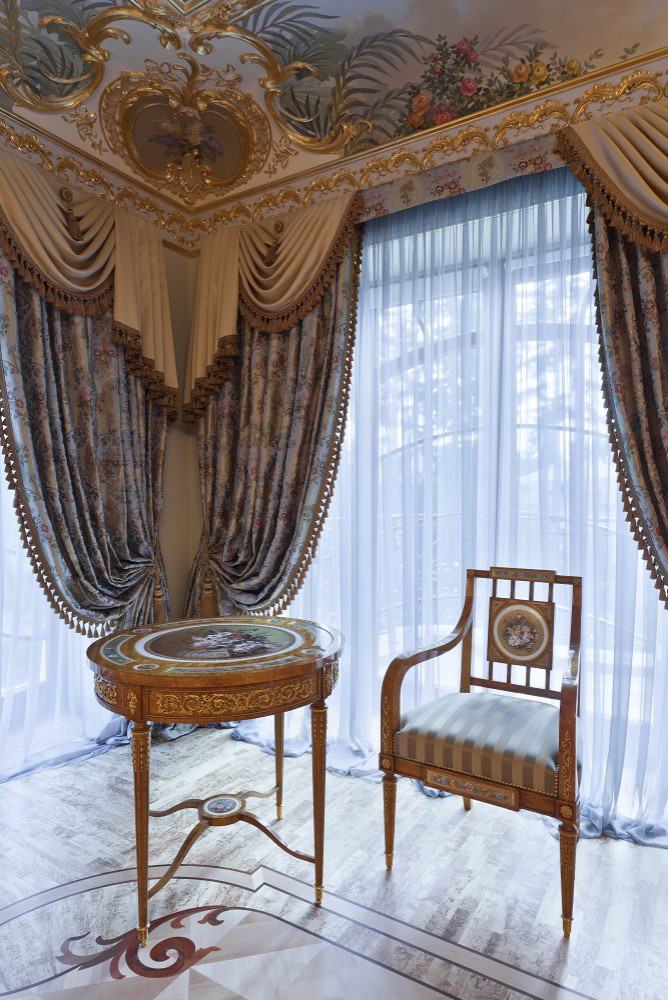 Главная спальня загородного дома в стиле Барокко