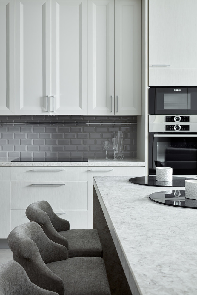 Черно-белая квартира с цветочной спальней