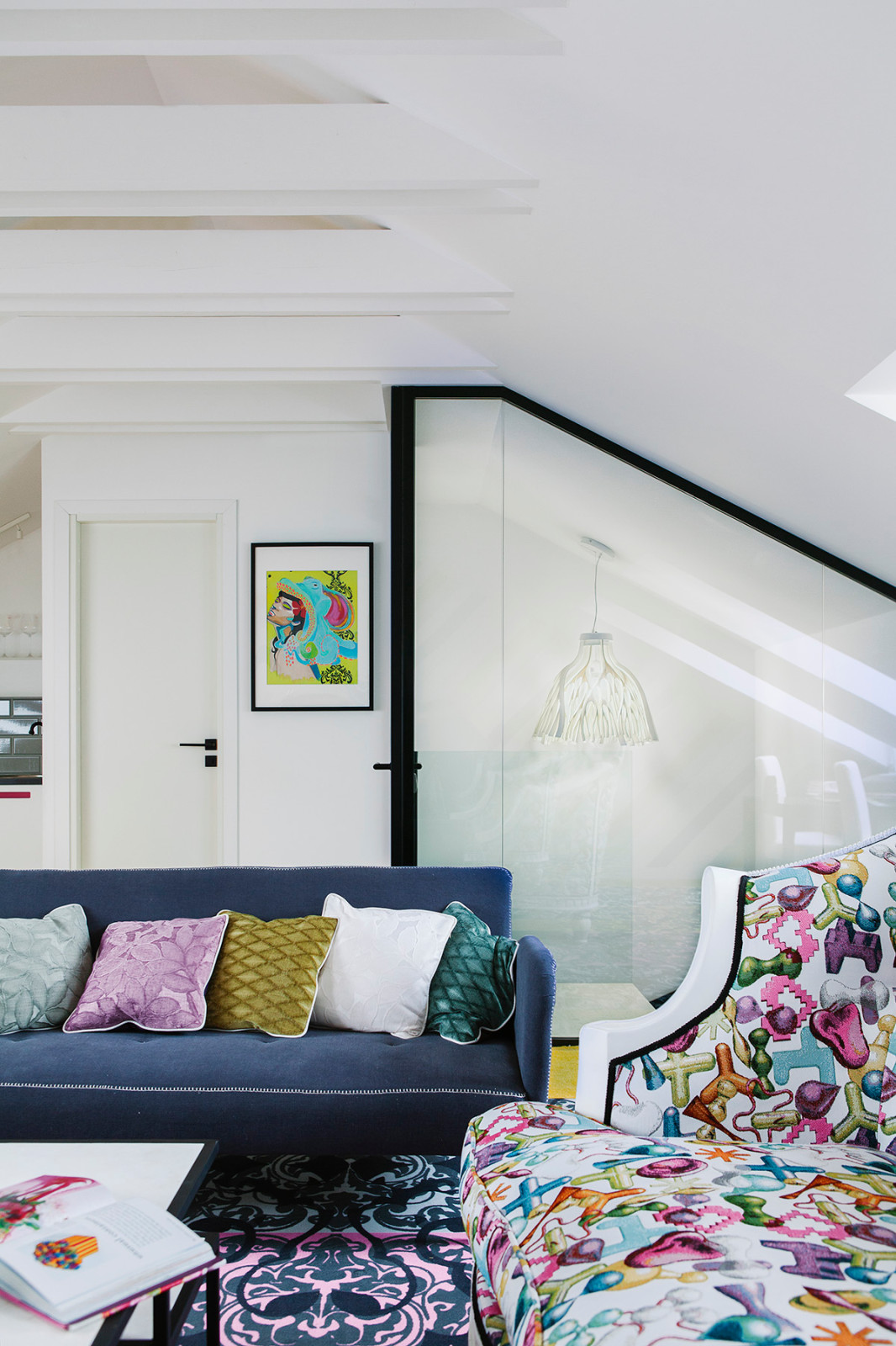 Яркий современный дизайн трехэтажного таунхауса площадью 230 кв.м в КП Бристоль