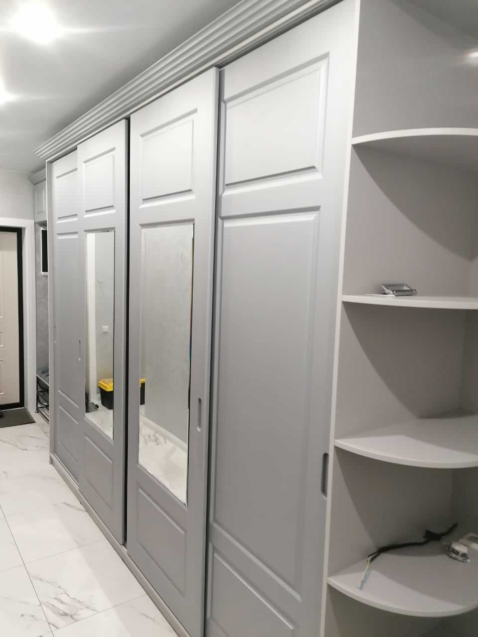 Современная система хранения в коридор