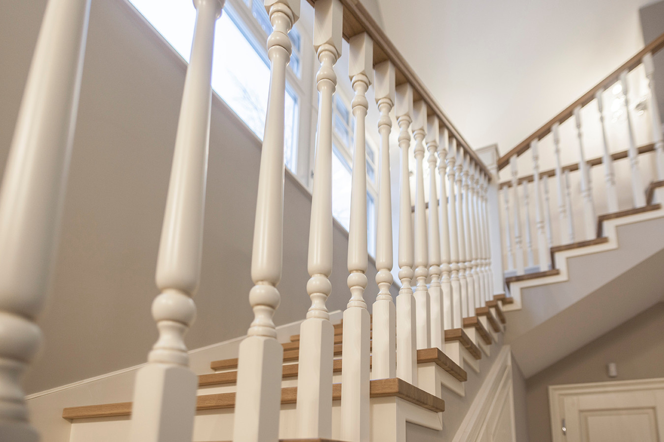 Белые балясины с патиной