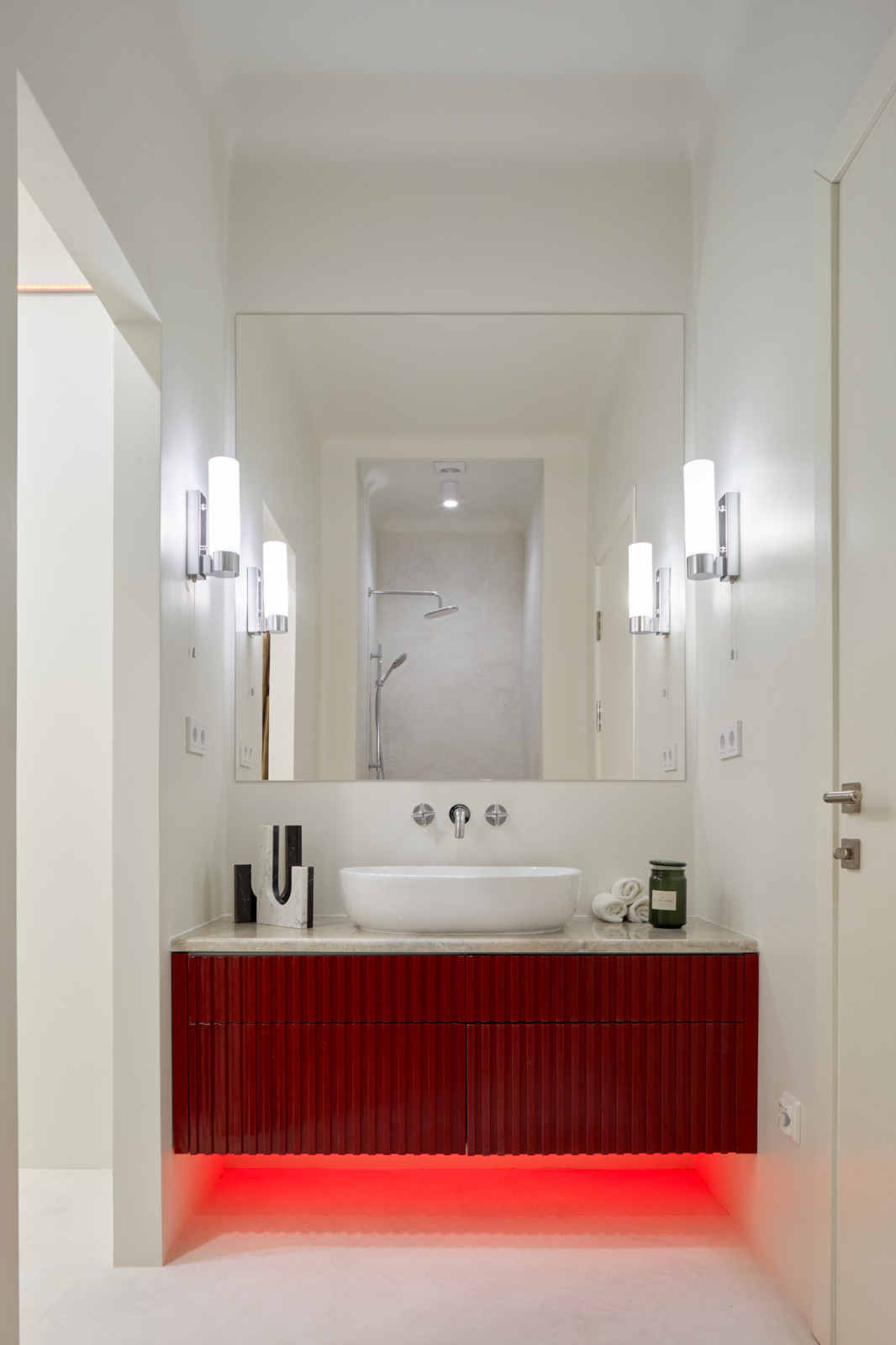 Стекло и неон: квартира в Подмосковье