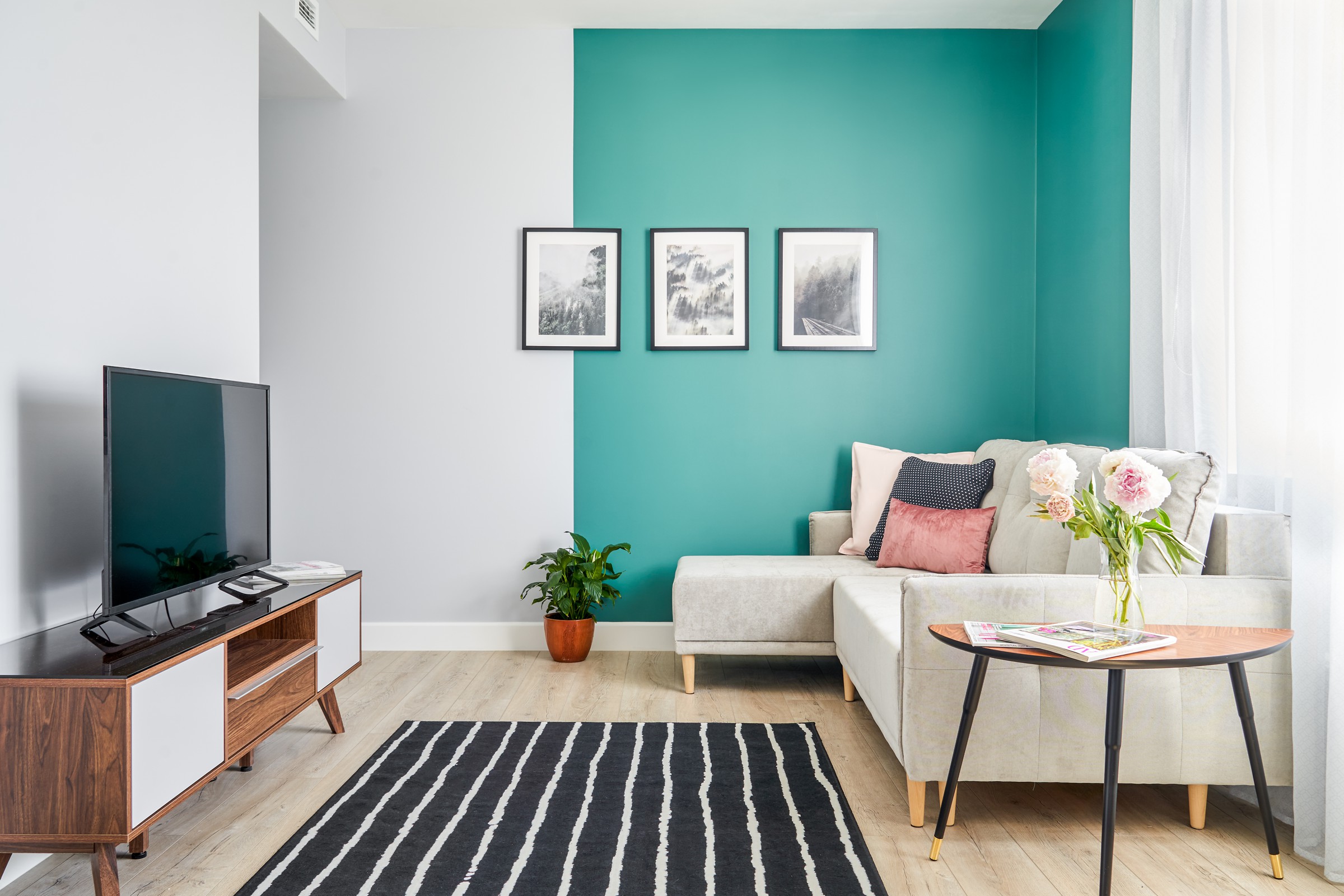 На берегу лесного ручья