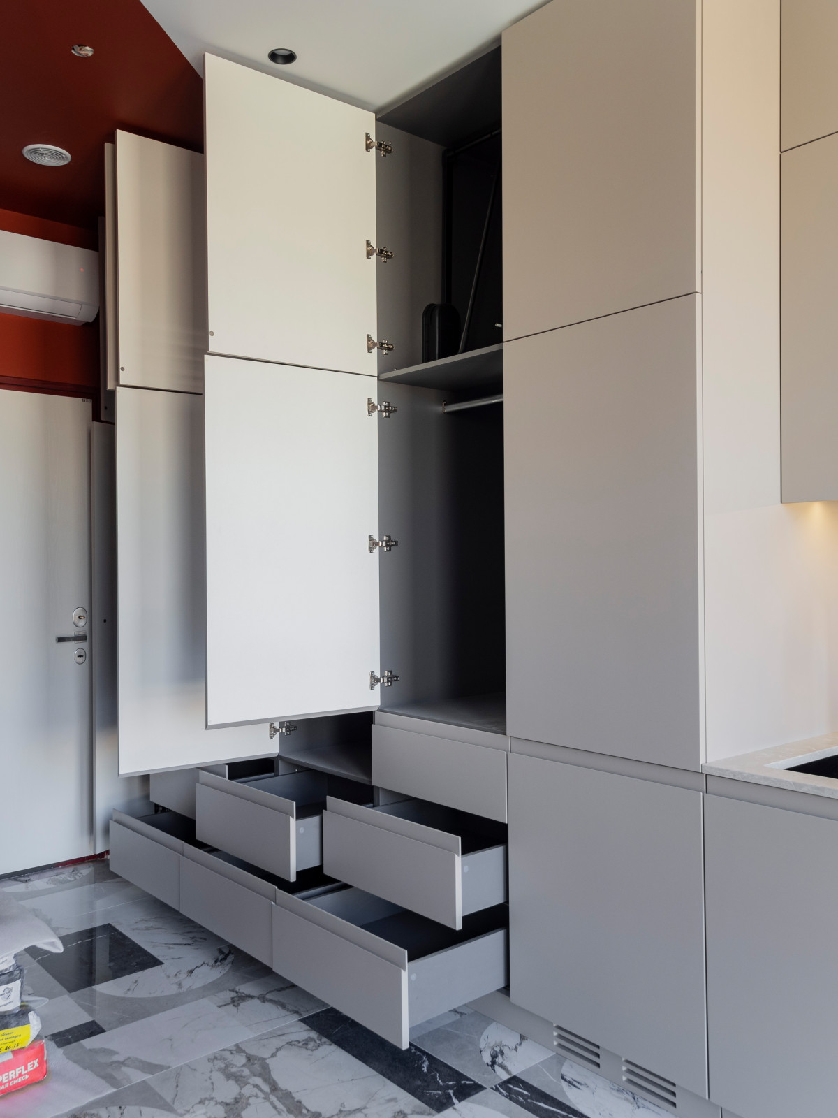 Большая стильная кухня в неоклассическом стиле в светлых тонах