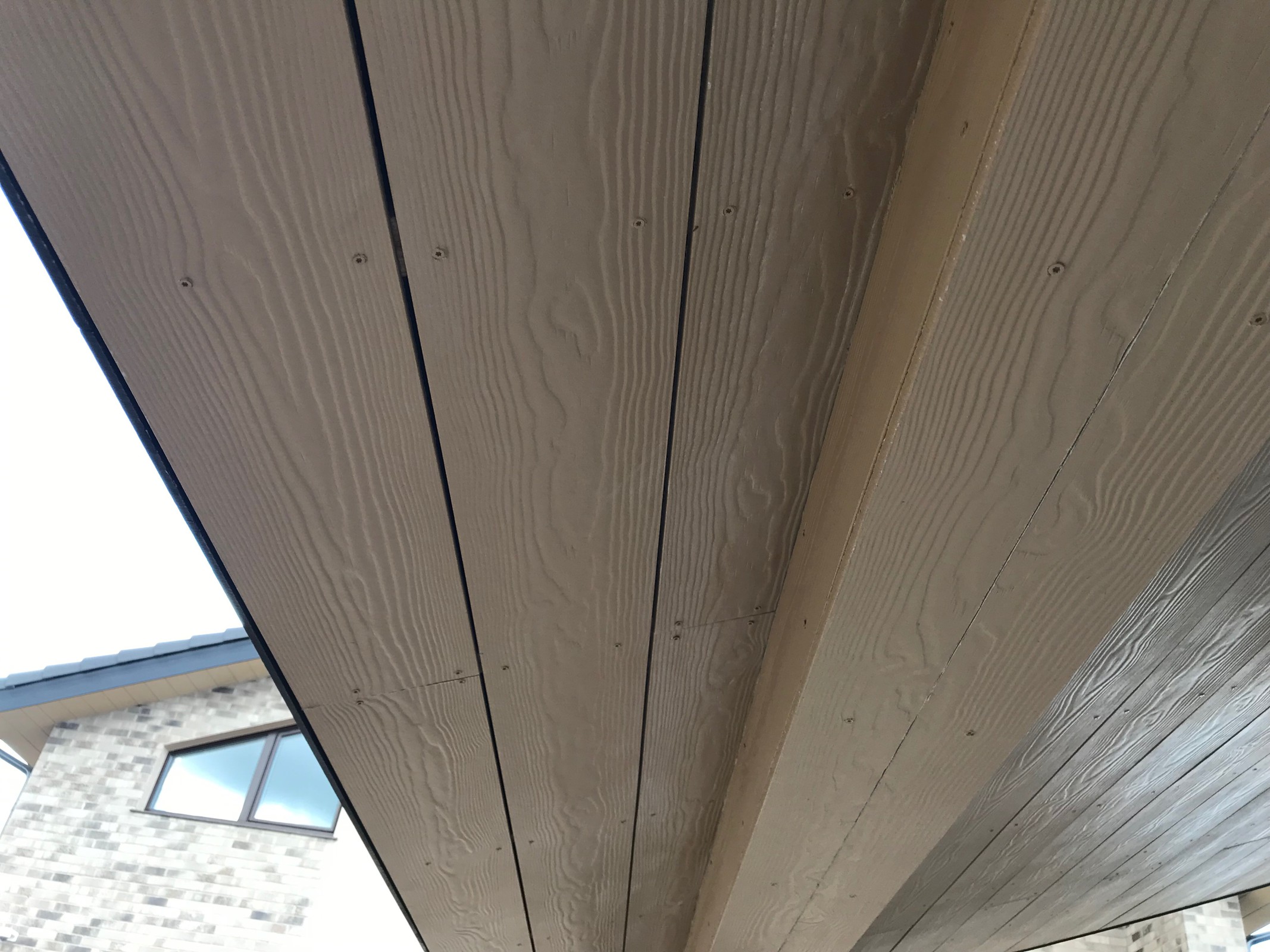 Подшивка свесов фиброцементным сайдингом Cedral.