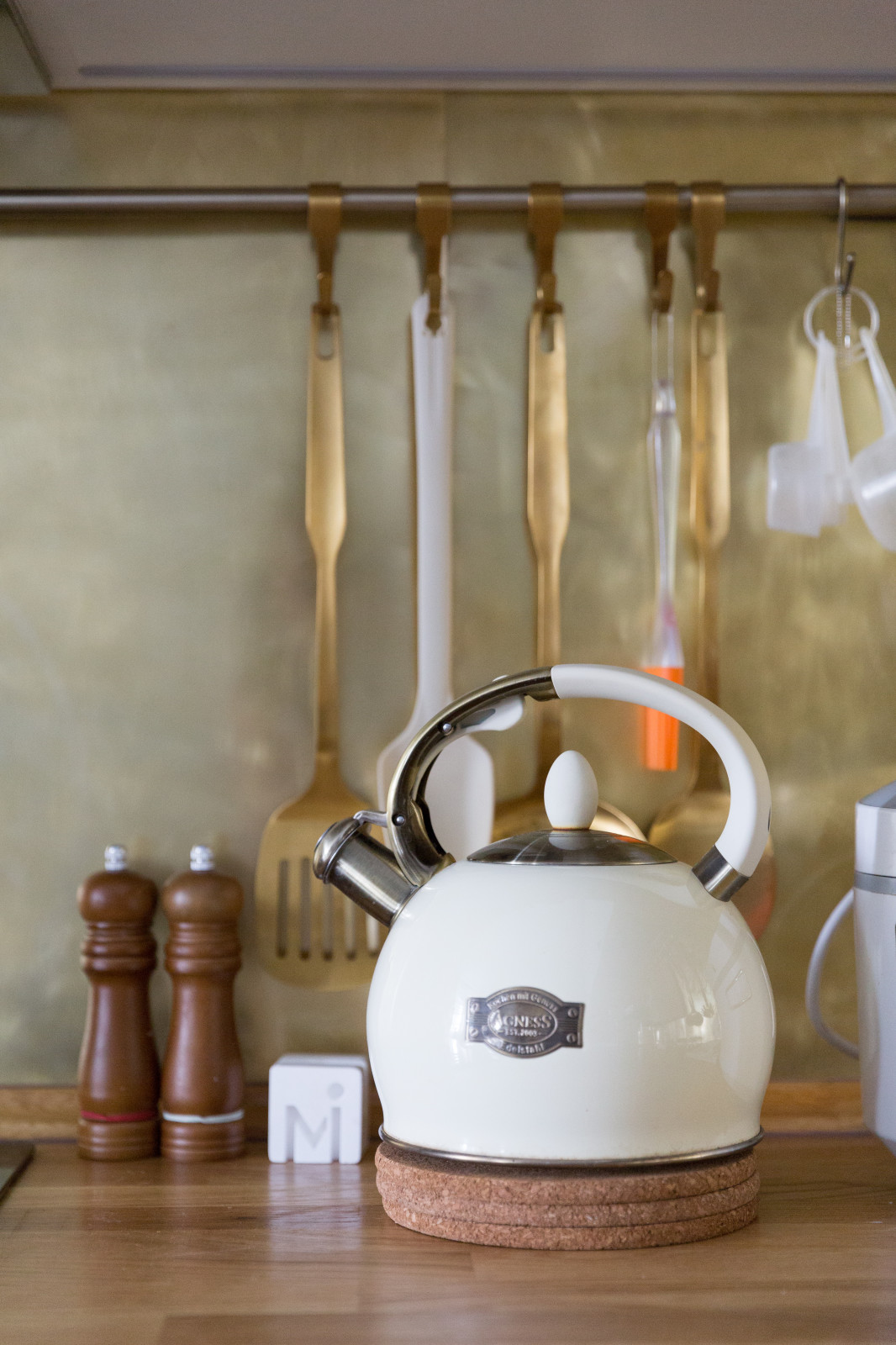 Кухня с латунным фартуком