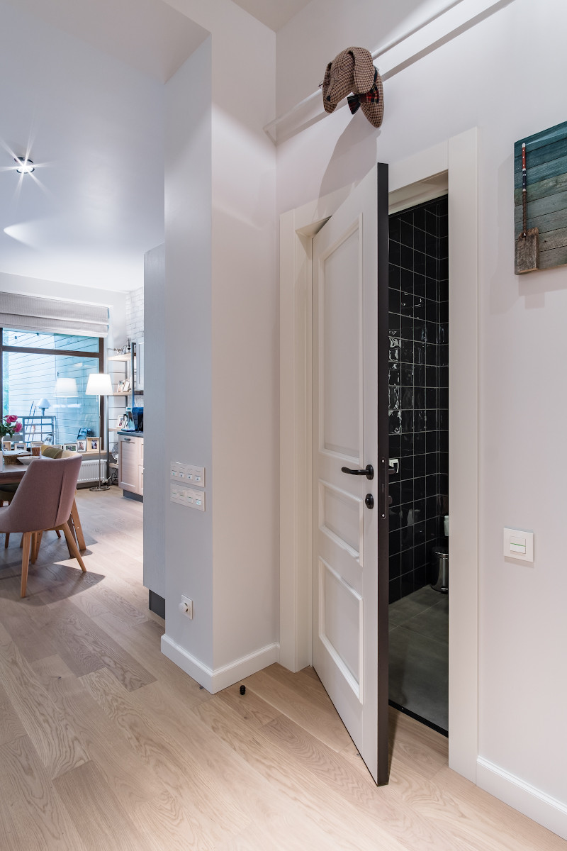 Квартира с разноцветными дверьми