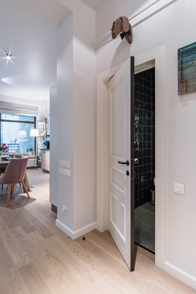 Квартира с разноцветными дверьми