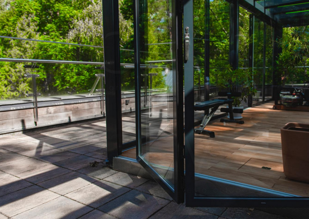 Стеклянная веранда на эксплуатируемой кровле