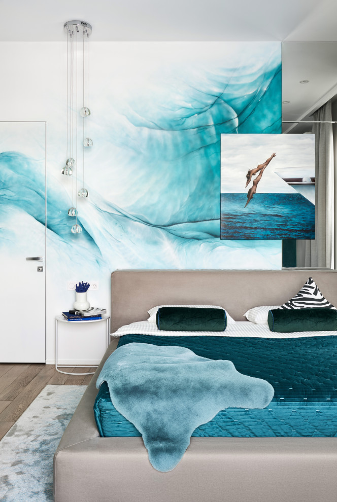 Яркая квартира с желтым диваном и голубой стеной в спальне