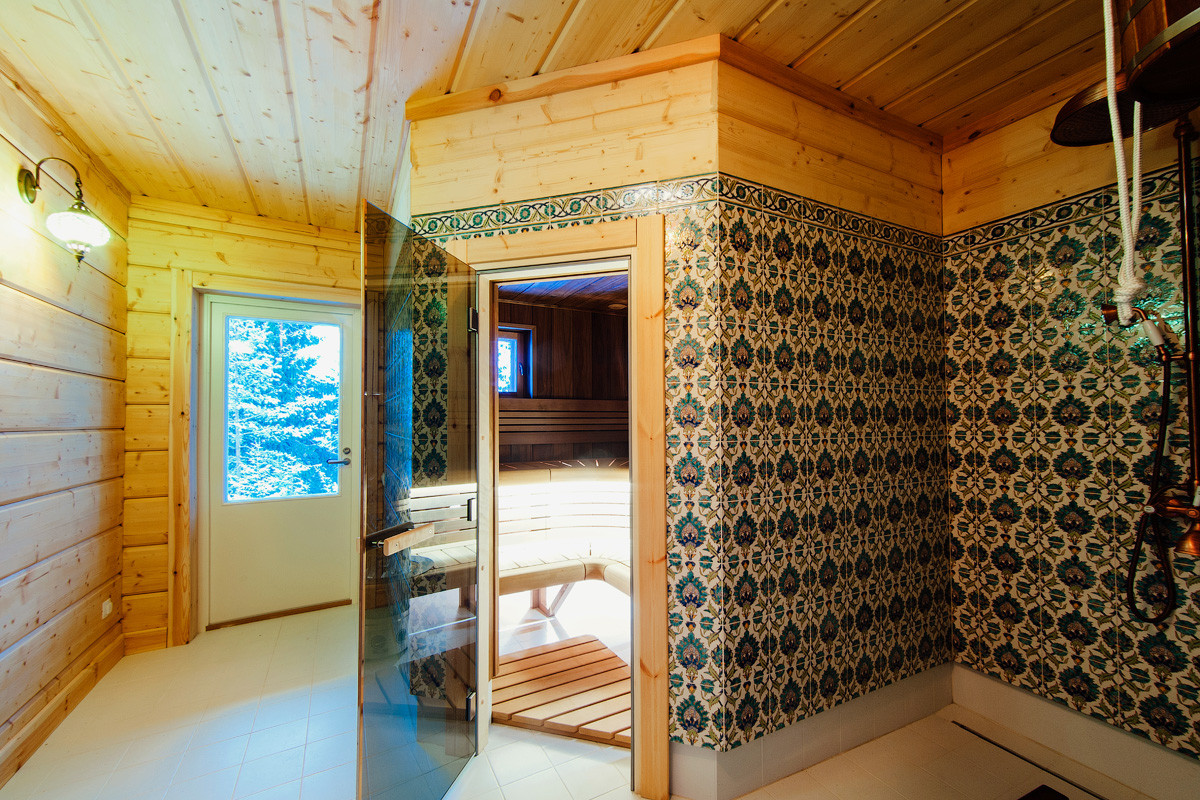 Сауна в доме из клеёного бруса.